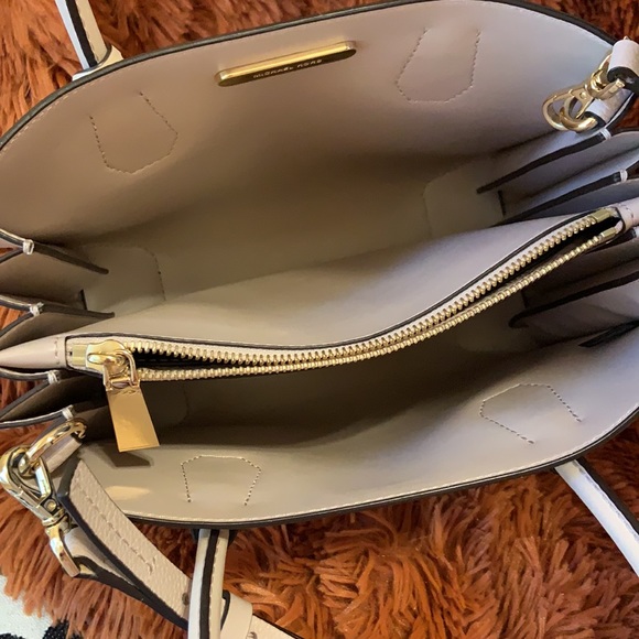 Michael Kors Handbag - Picture 4 of 9